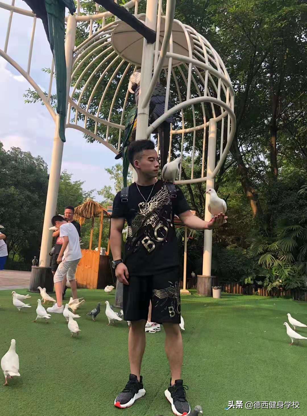 40岁坚持健身的男人有多帅,颜值身材完全不输