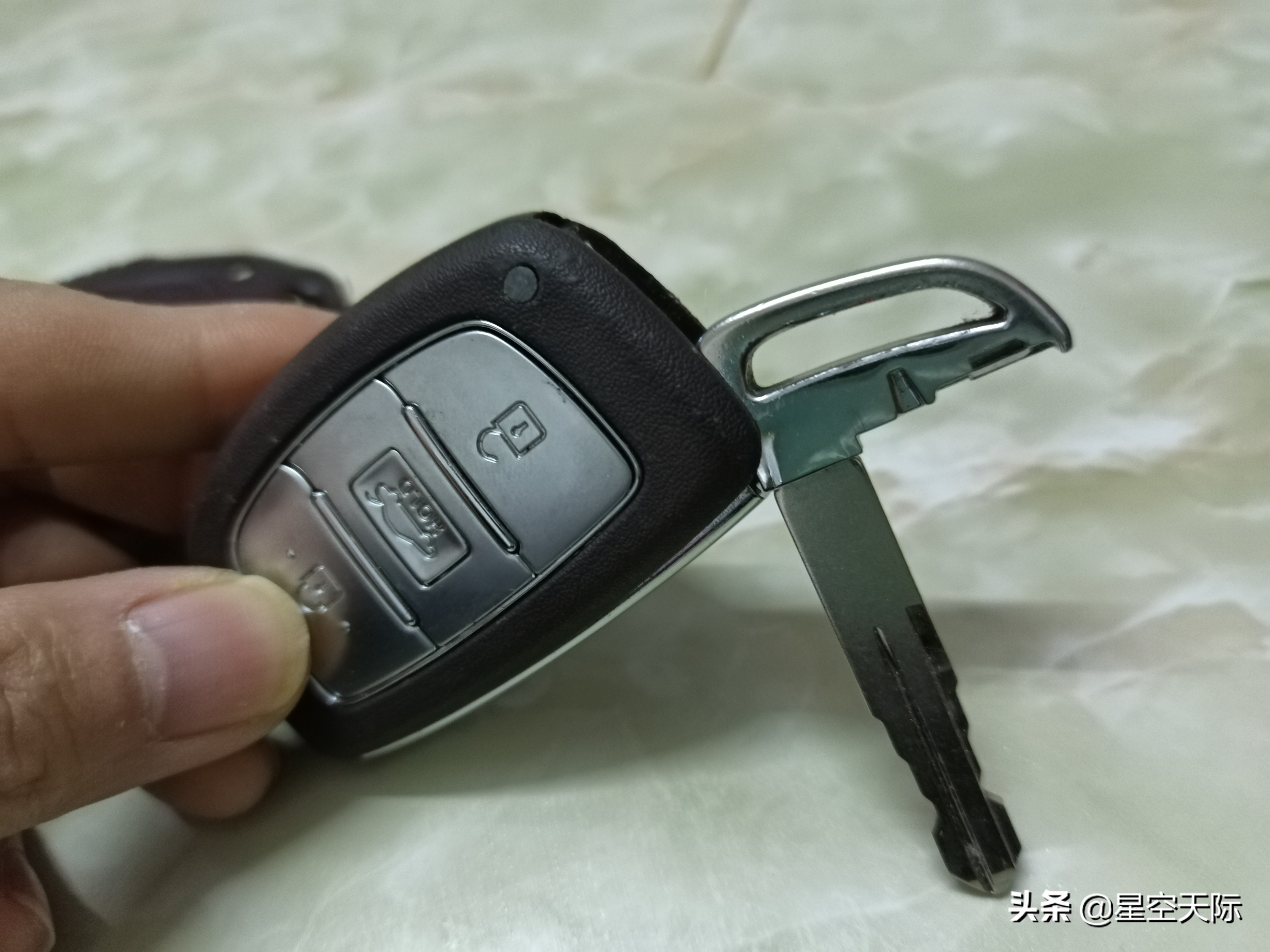 如何打开汽车遥控钥匙外壳,怎样打开车钥匙的盖子