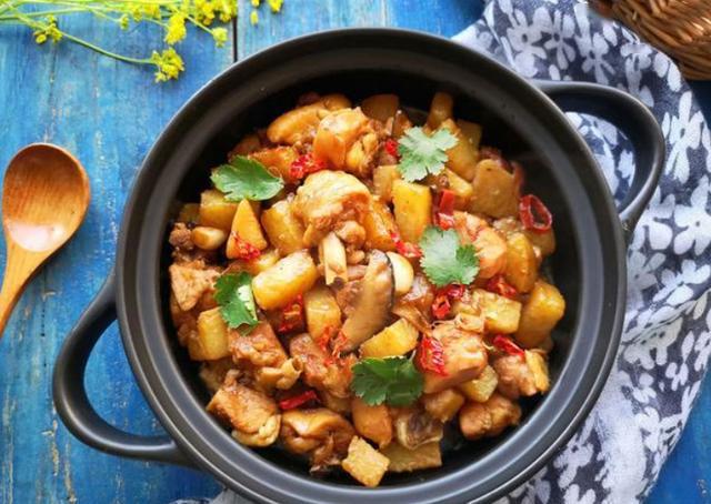 青椒五花肉炒鸡肉家常做法,青椒鸡腿肉最好吃的做法