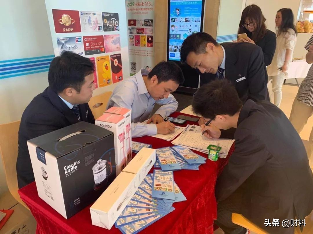 银行为什么要主动给你办信用卡,赠礼品办信用卡为什么好多人不办