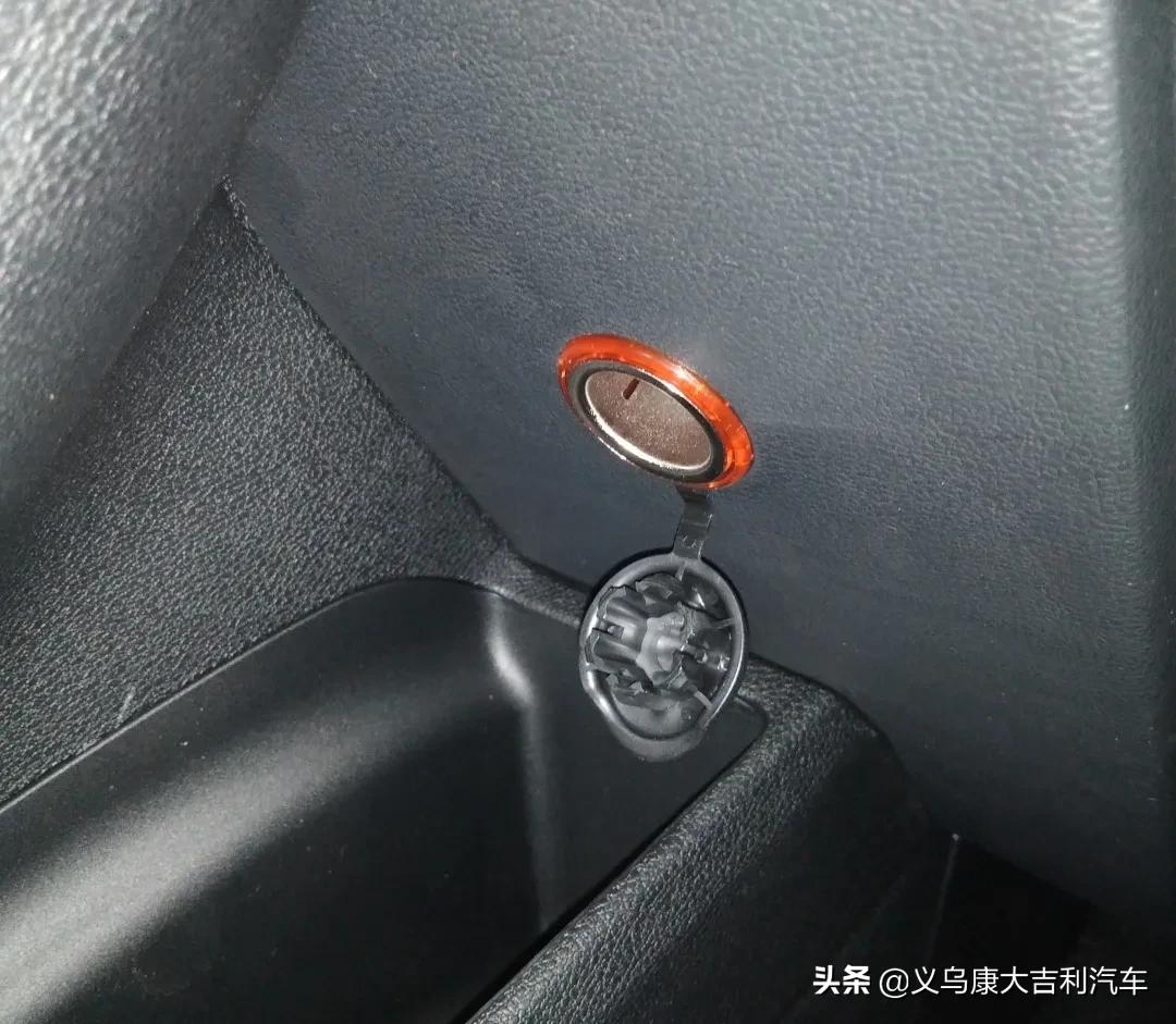 点烟器usb接口怎么拔出来,车上的点烟器插口和12v插口