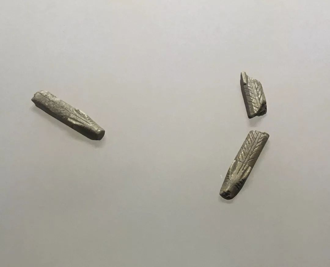 鸡血石与田黄石的结合,硬田黄石与田黄石