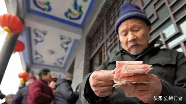 45岁开始存钱养老一年存多少,有30万存款和2000退休金够养老吗