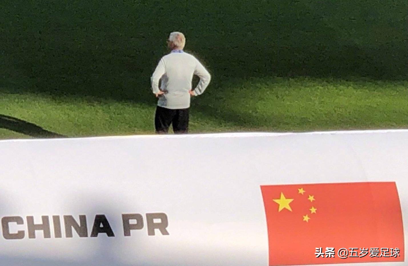 对方进球中国队球员跪地哭了,里皮神奇换人自我救赎完全视频