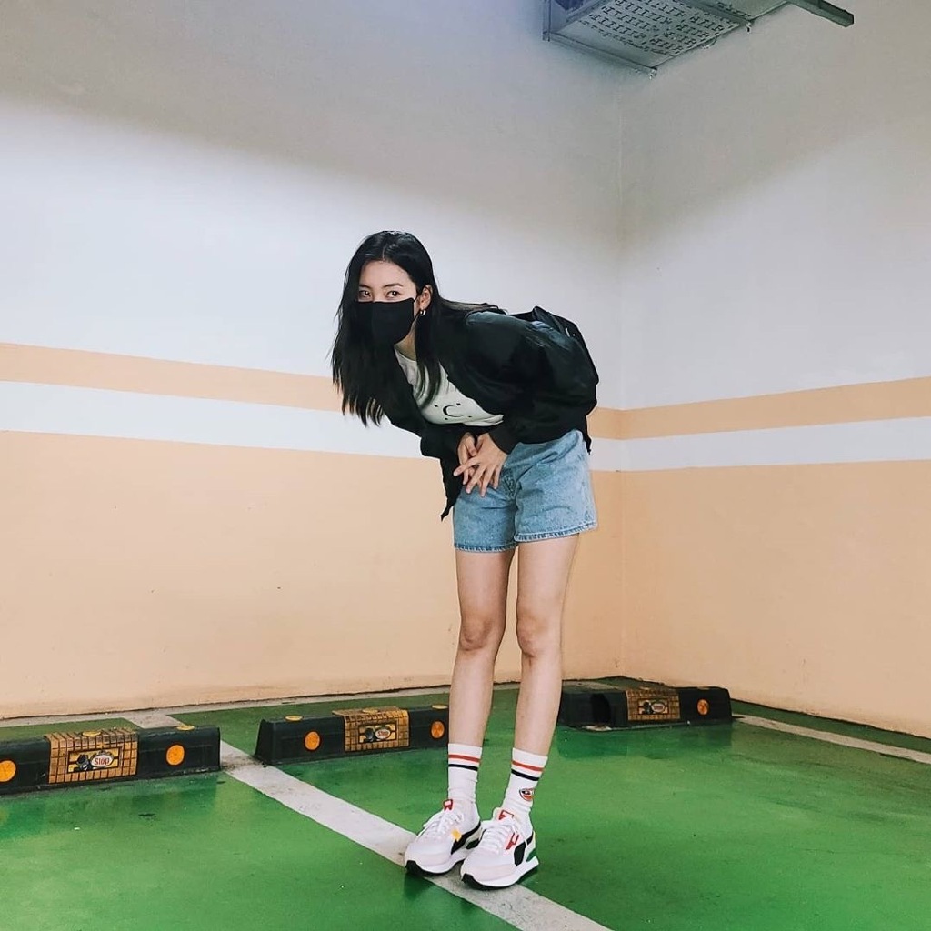 “南韩腿精”李宣美*服私**，白T超短裤加棒球外套，大长腿抢镜