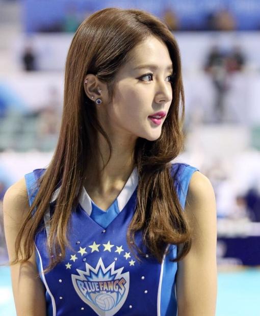 韩国棒球女明星开球一字马,韩国刘亦菲棒球