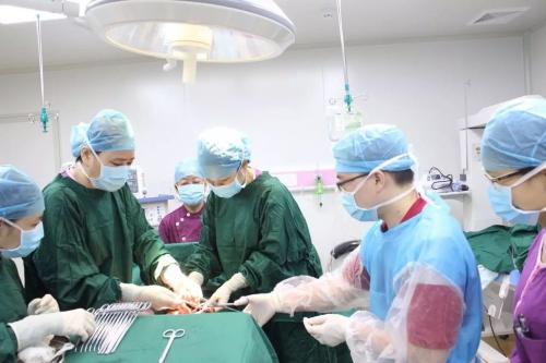 深夜产房：给植入性胎盘产妇接生，医生发现，胎盘碎在了子宫里