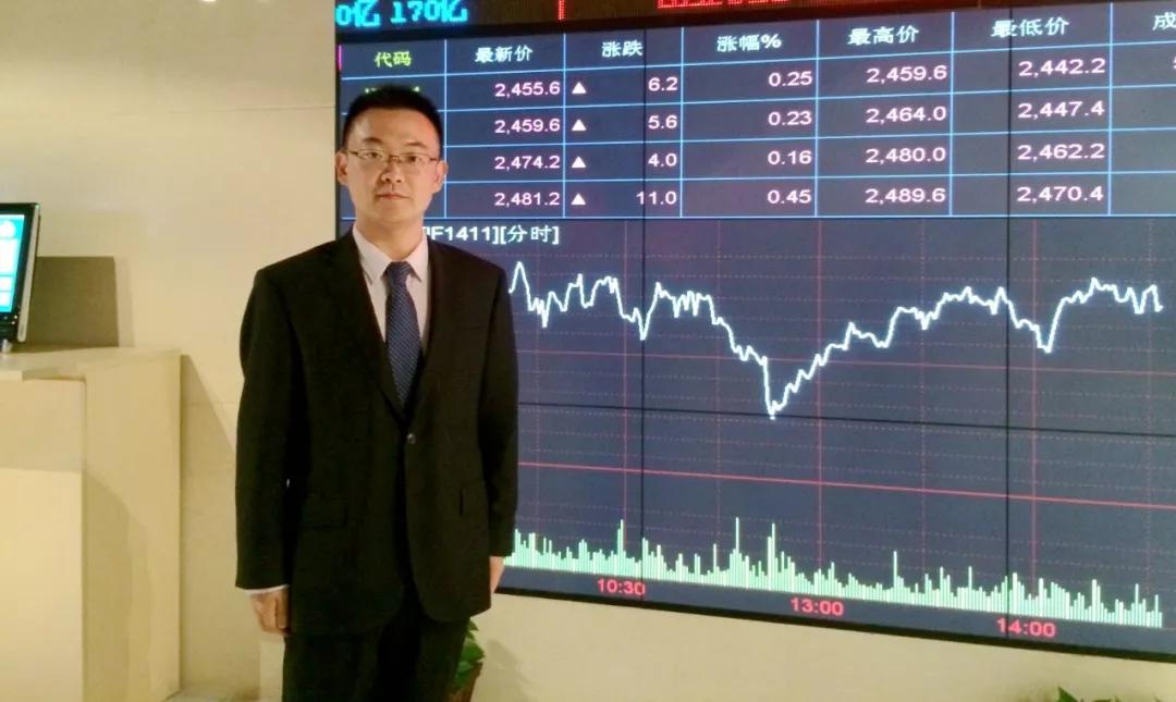 他是清华博士后，曾任职于期货交易所，如今是上海211名校男神教师！