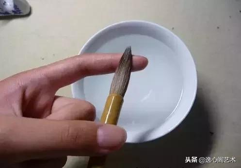 新毛笔的正确开笔方法,新毛笔长期不开笔不好写了怎么办