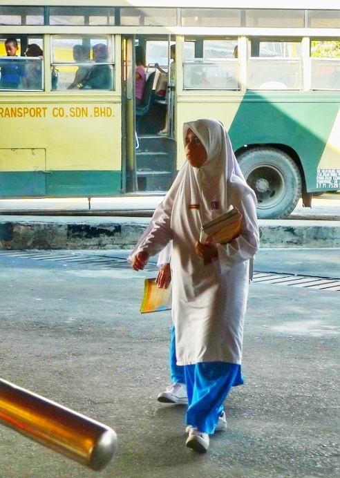 和尚纹头抽烟，男厕挂仨*旗国**女厕却无，游客表示：这个国家好奇怪