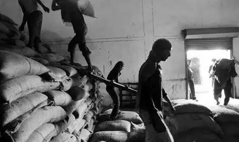 80年代交公粮真实情景视频,回忆三十多年前交公粮的情景