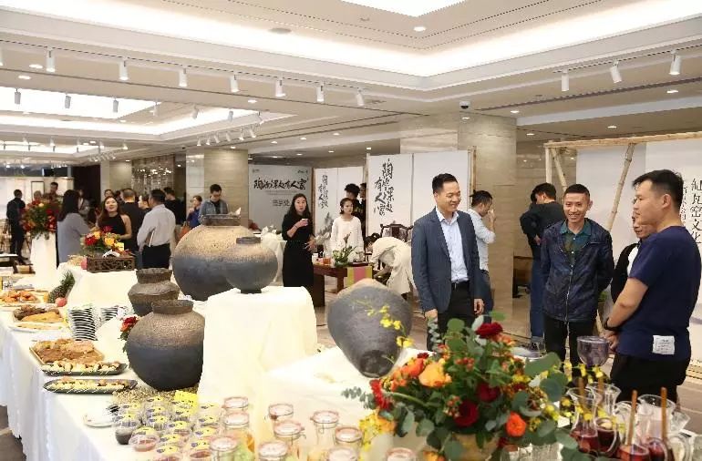 南宁缸瓦窑艺术文化村,南宁缸瓦窑文化艺术村游客摘花