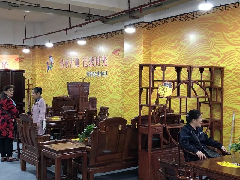 我爸我妈去了一次这里就把我们家的家具都换了