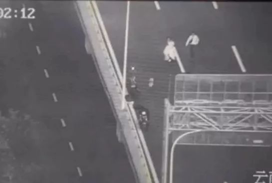 活久见！昆明一对夫妻骑车上高架拍婚纱照网友：奇葩本葩