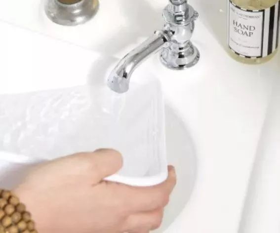 毛衣领口松垮怎么搭配,毛衣穿久了松垮怎么复原