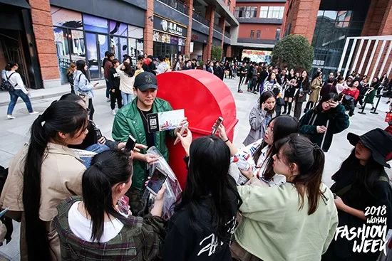 戳进来｜除了黄鹤楼和鸭脖子，这座城市竟然还有时装周这个大IP？