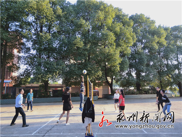 蓝色县正市学校气排球代表队进行赛前训练