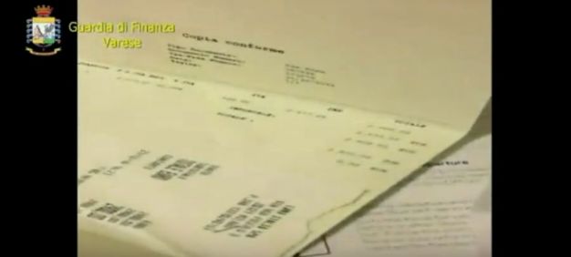 中国妈妈被外国航班赶下飞机起诉,中国妈妈被赶下飞机赔偿后续