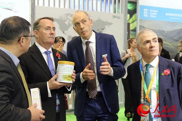一位英国展商的进博会六天：拎着两罐奶粉签约