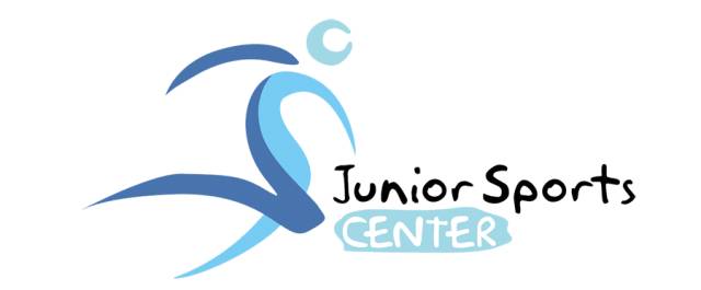 足球运动员踩球训练停球,足球三人配合下底传中射门训练