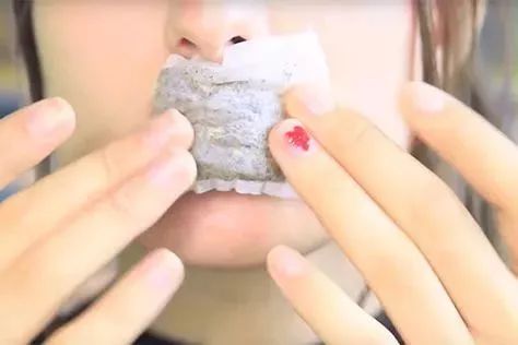 冬天怎样防嘴唇开裂,冬天嘴唇很干燥而且还开裂怎么办