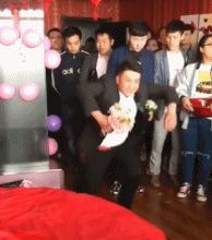 第一次求婚没什么经验能够吗,第一次求婚没经验双膝跪地