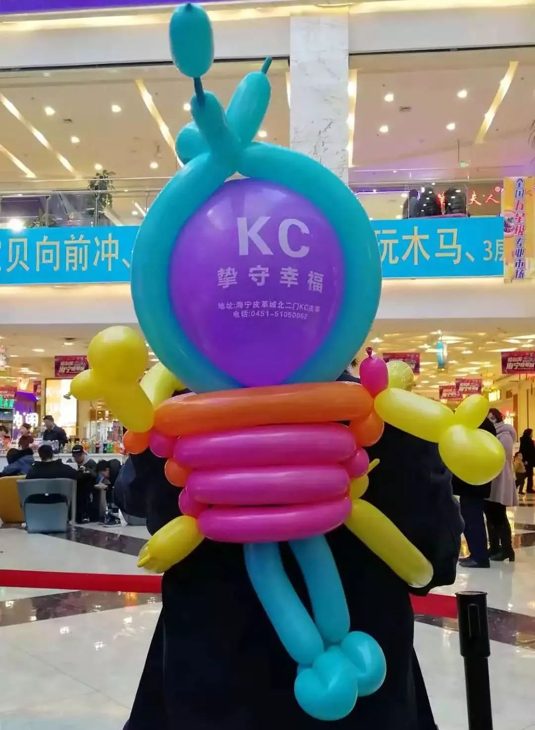 这事你在现场吗？人超级多！上台做游戏就有礼品拿，买皮草更实惠！