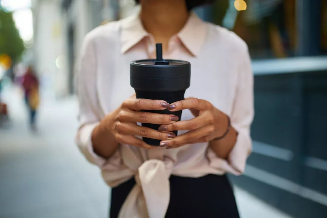 一秒折叠变身粉饼盒大小，火爆ins的随身杯，上哪都能喝干净水！