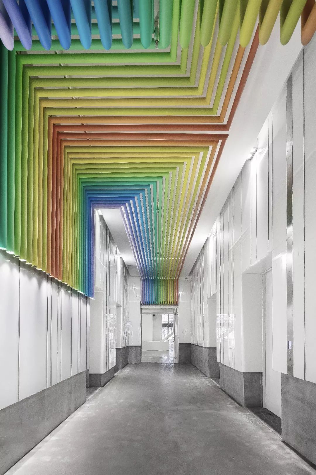 一个七彩青年创想空间，打破了居住与工作间的壁垒