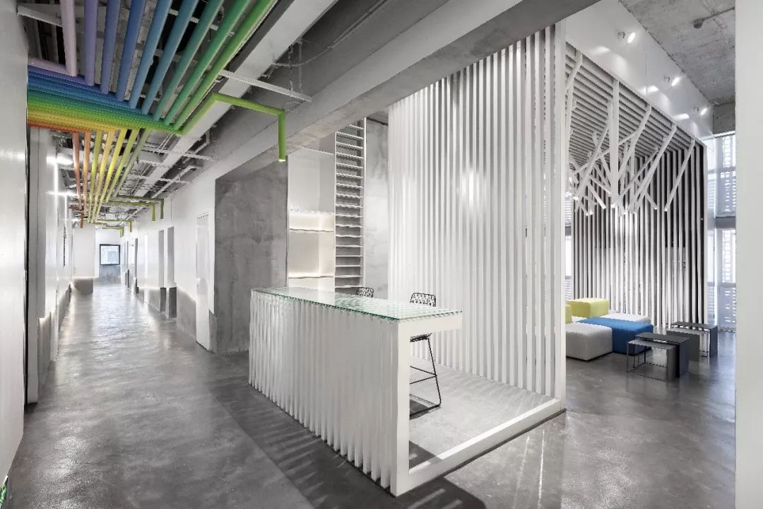 一个七彩青年创想空间，打破了居住与工作间的壁垒