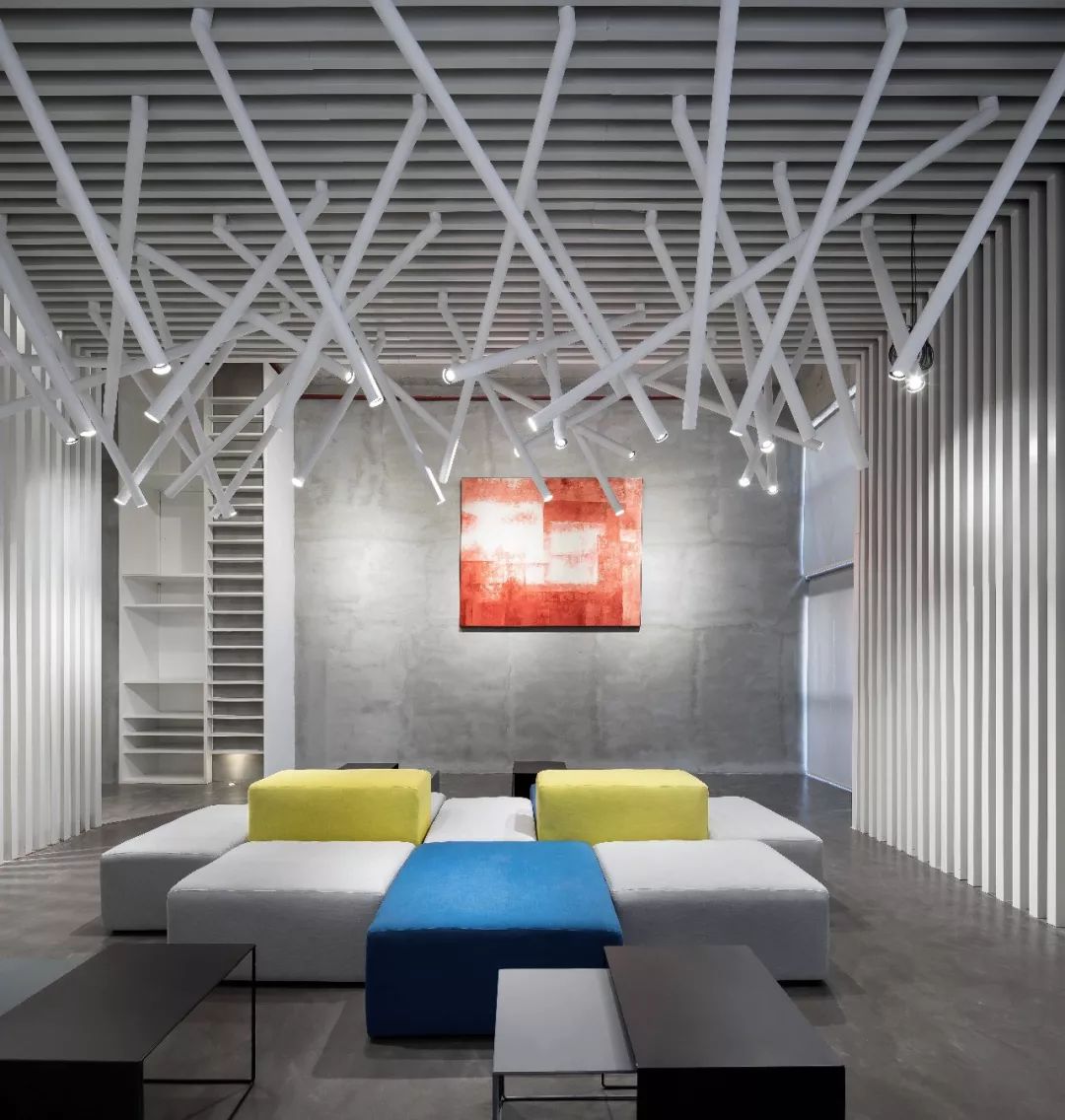 一个七彩青年创想空间，打破了居住与工作间的壁垒