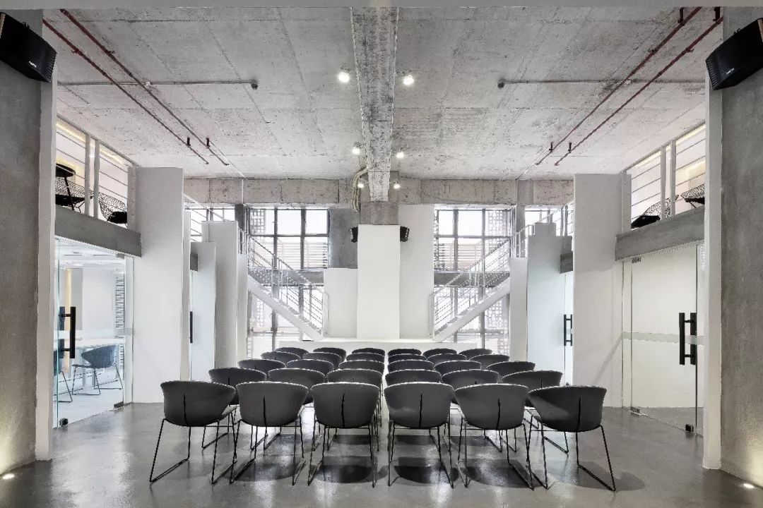 一个七彩青年创想空间，打破了居住与工作间的壁垒