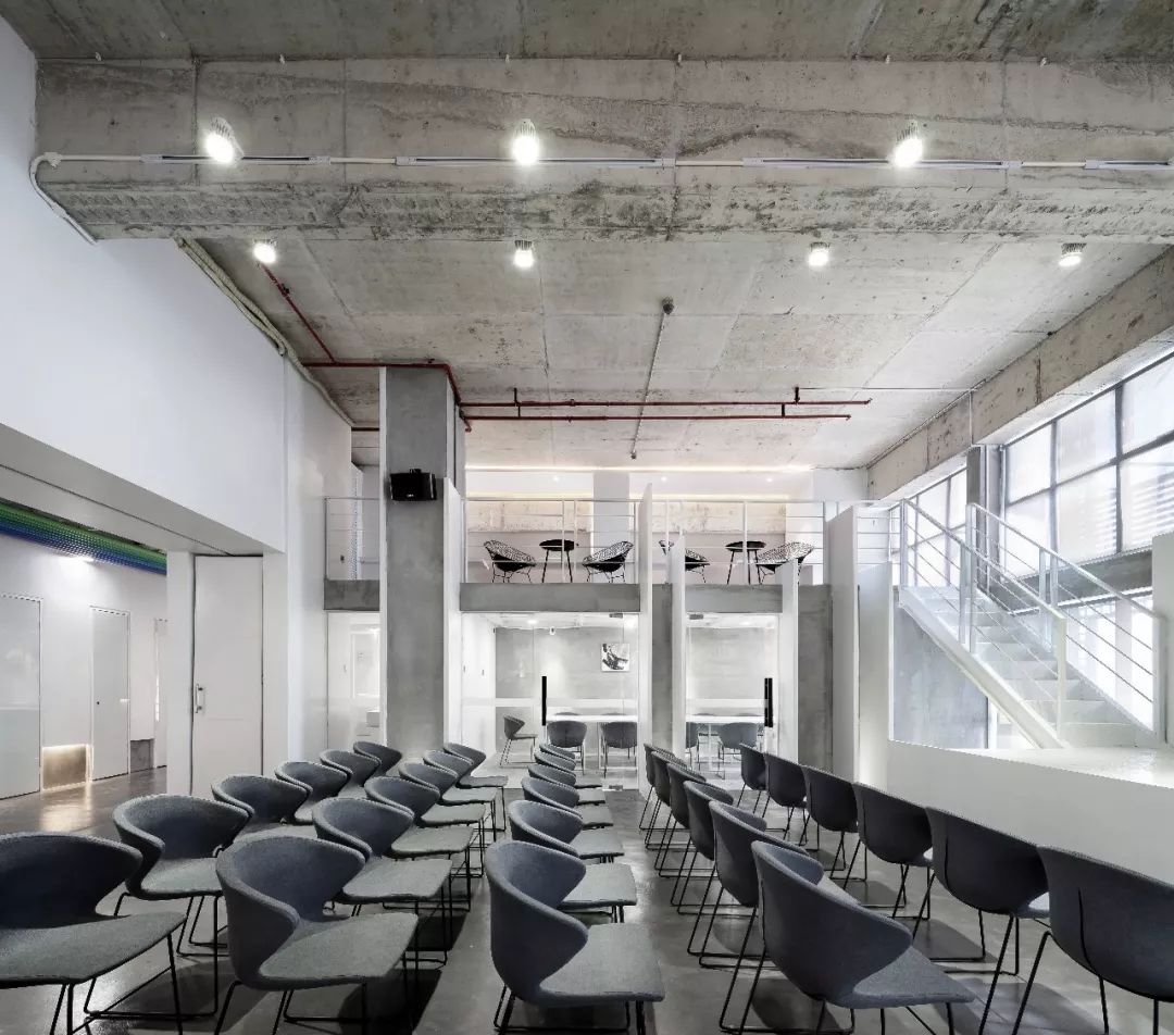 一个七彩青年创想空间，打破了居住与工作间的壁垒