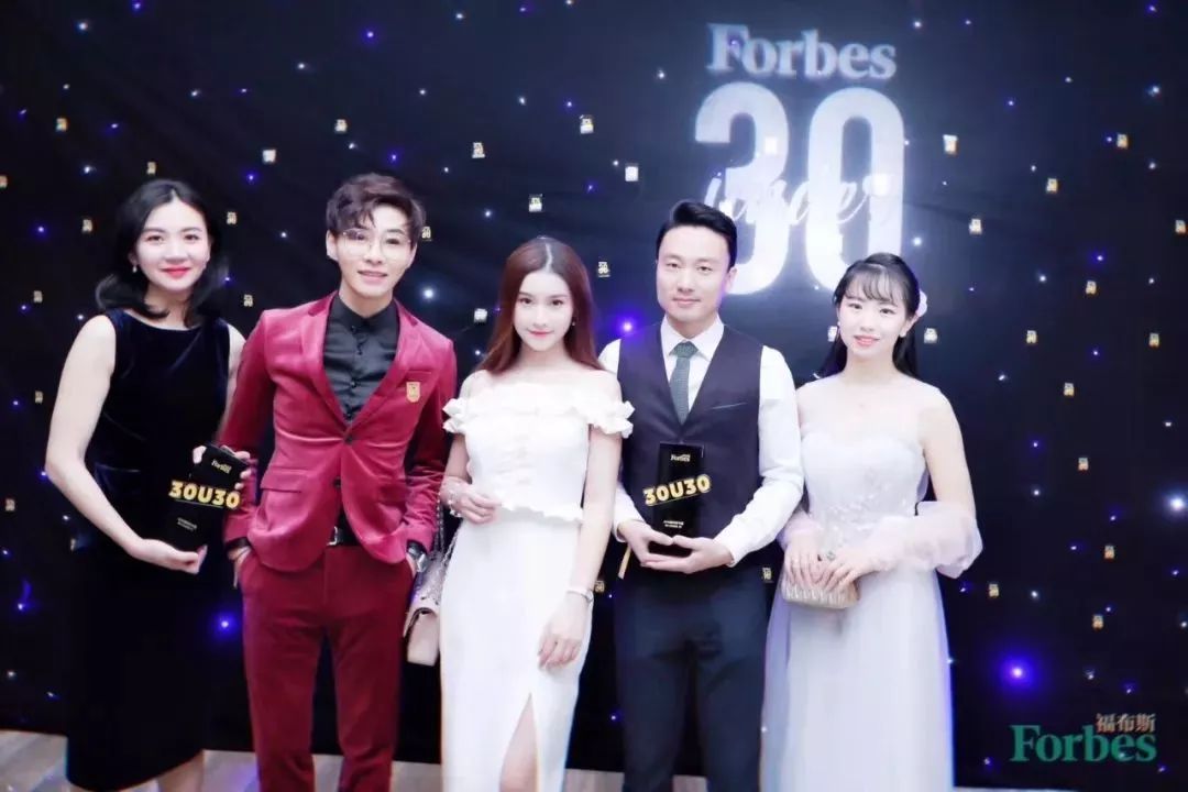 27岁*疆新**“煎饼先生”白手起家，入选福布斯30岁以下精英榜