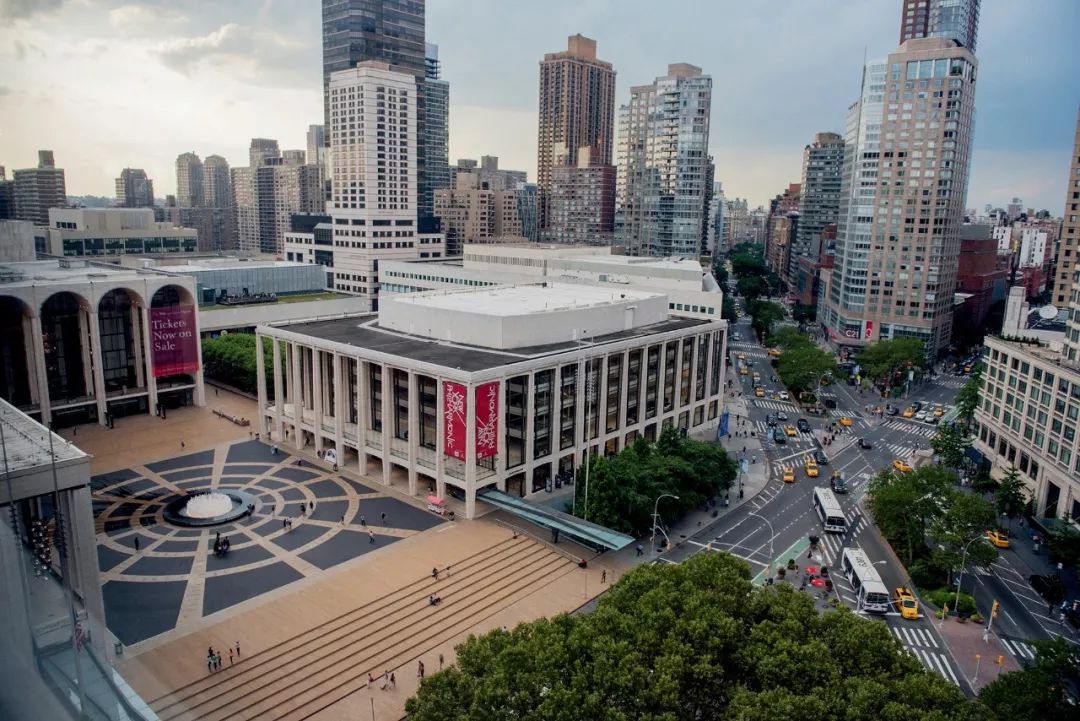 百老汇造梦，不如说梦想造就了百老汇