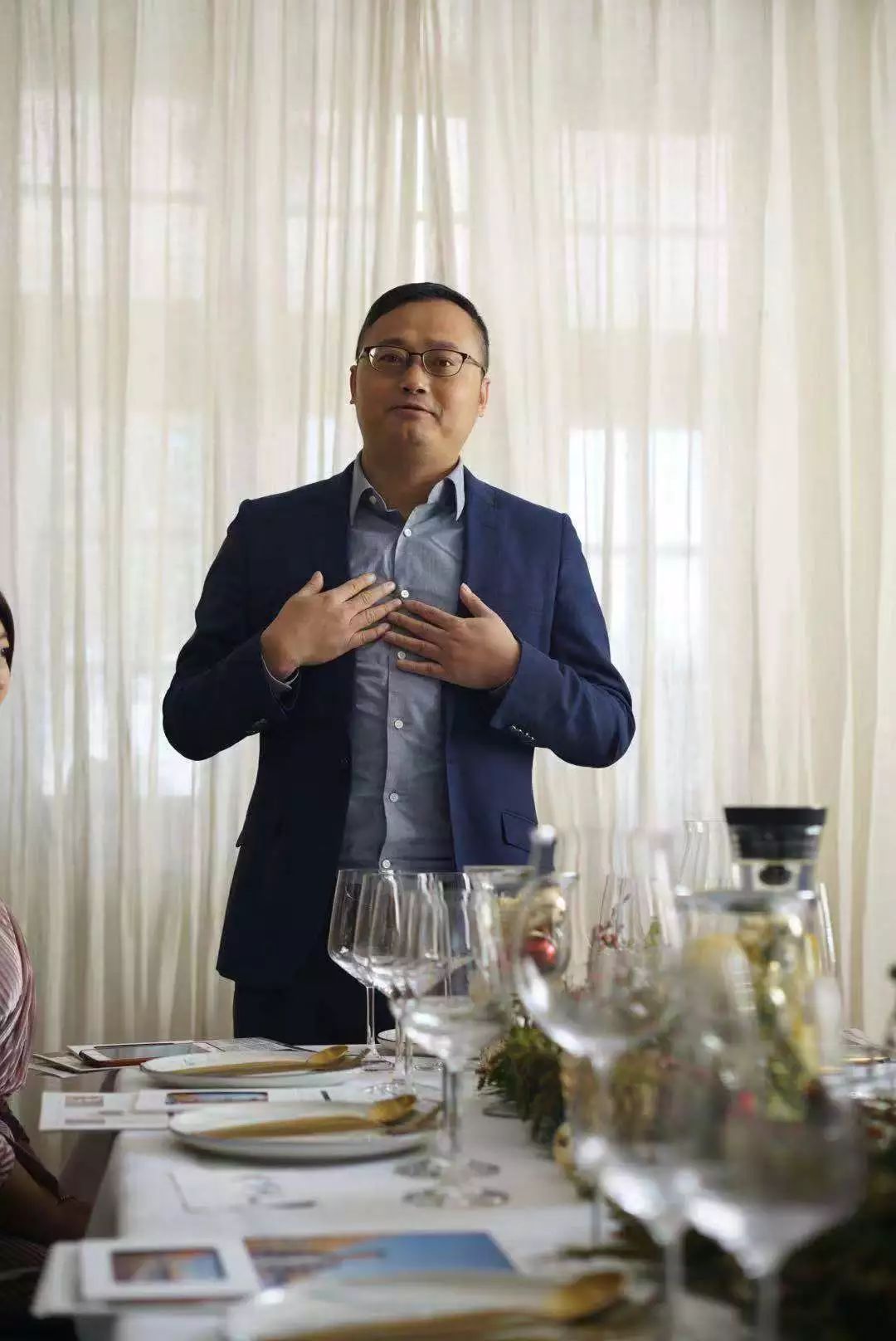 澳洲这杯暖冬的美酒里，能够闻到桉树叶的夏天味道