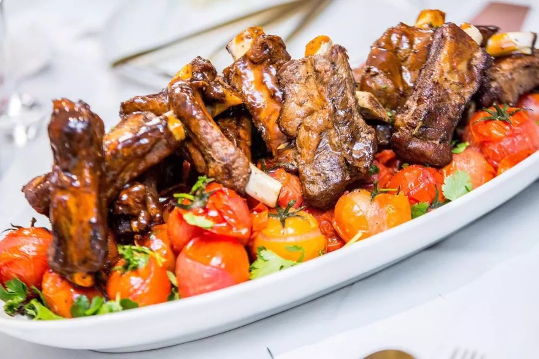 澳洲这杯暖冬的美酒里，能够闻到桉树叶的夏天味道