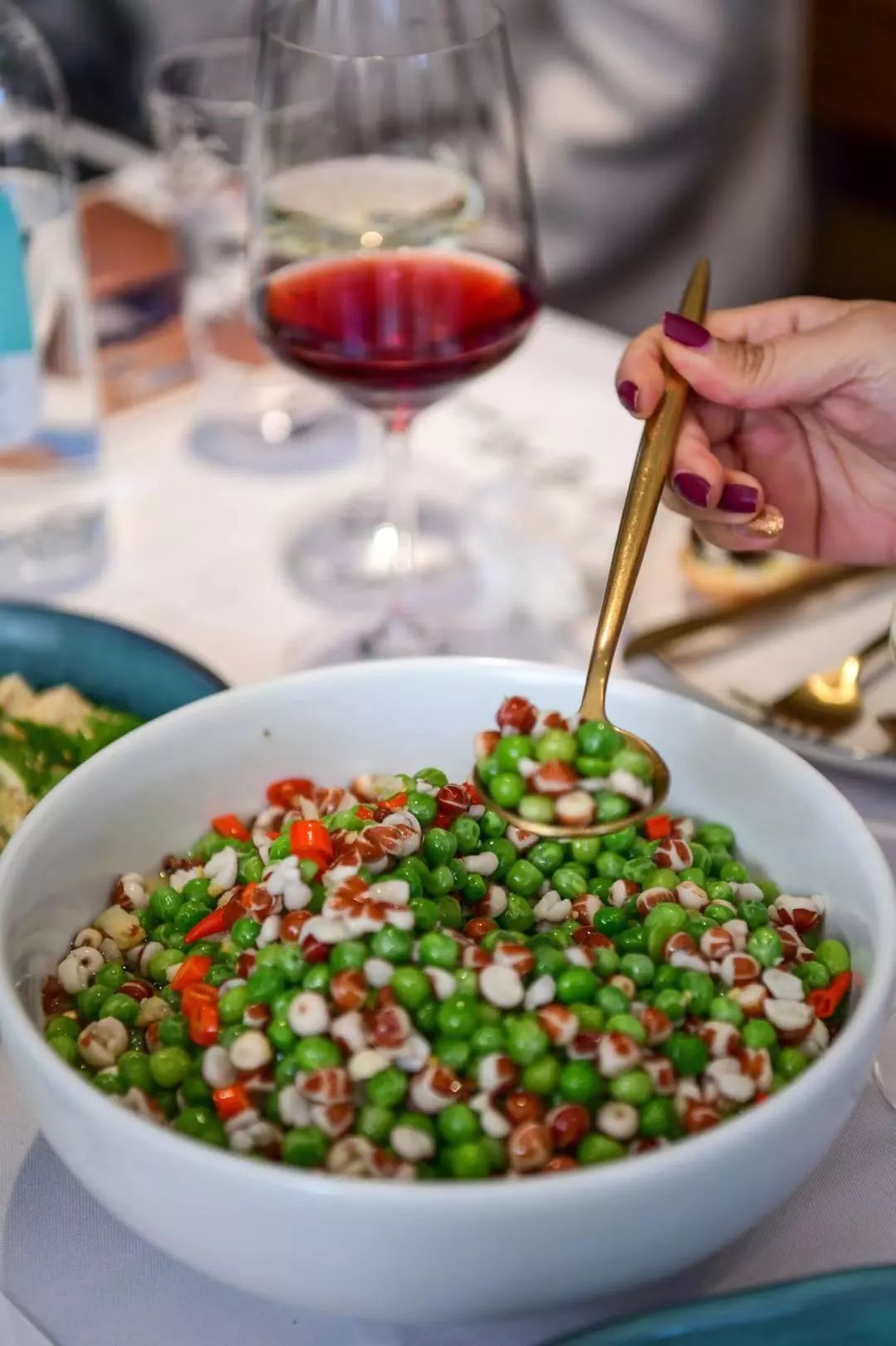 澳洲这杯暖冬的美酒里，能够闻到桉树叶的夏天味道