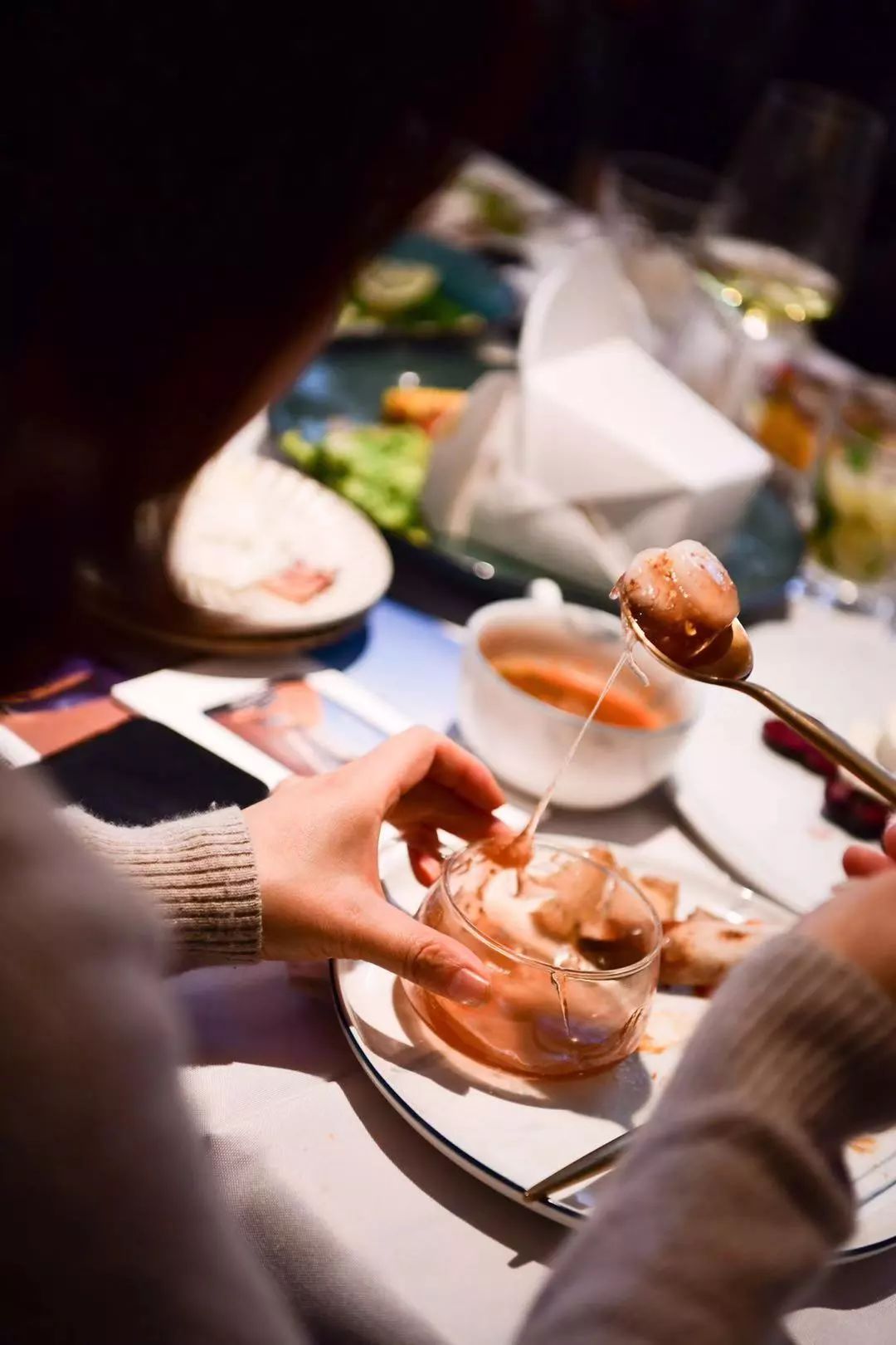 澳洲这杯暖冬的美酒里，能够闻到桉树叶的夏天味道