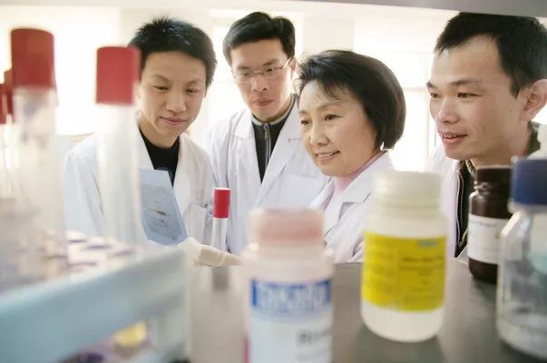 逆转癌细胞，被中国科学家实现了！东方肝胆外科医院团队告捷将肝癌细胞重编程，癌细胞回归正常细胞丨科学大发现