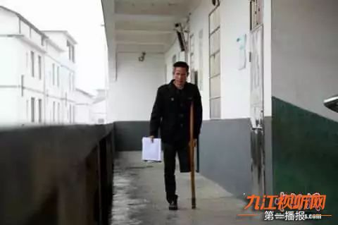 「12早安！九江」代购注意啦，《电商法》实施；商业奇才！摆摊卖雪人；一桌一元现钞买电视