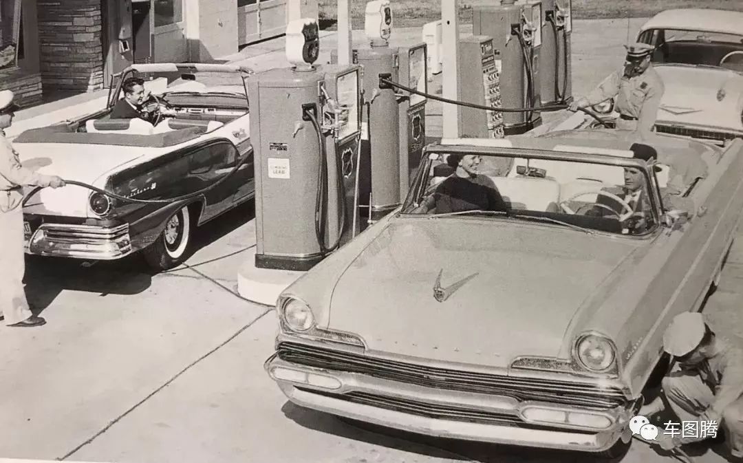 加油站百年演变史：从拖油瓶到女招待，为吸引顾客真是拼了