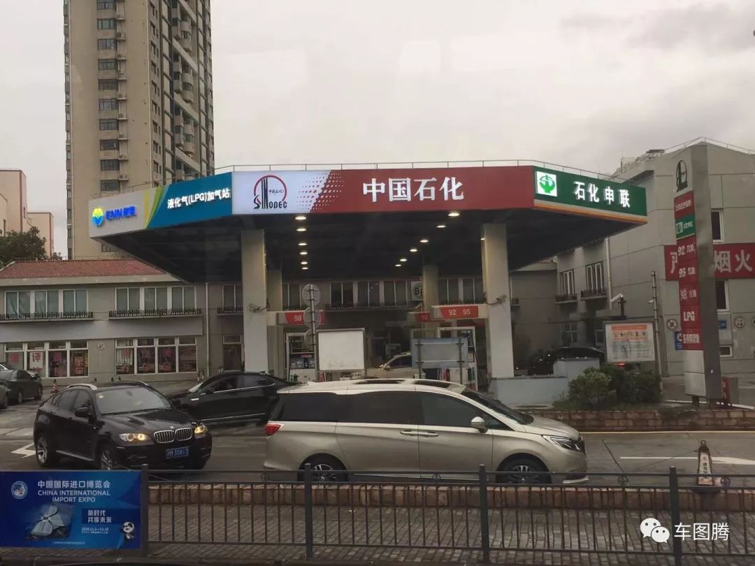 加油站百年演变史：从拖油瓶到女招待，为吸引顾客真是拼了