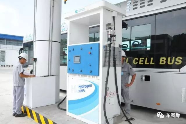 加油站百年演变史：从拖油瓶到女招待，为吸引顾客真是拼了