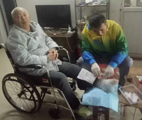 六旬老伯差点被截肢医生保住其腿,老伯腿截肢