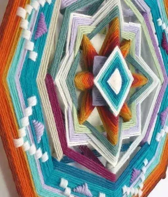 她用牙签搭了个十字，缠上几根毛线，竟也能够美成这样