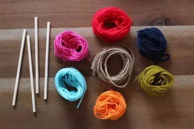 她用牙签搭了个十字，缠上几根毛线，竟也能够美成这样