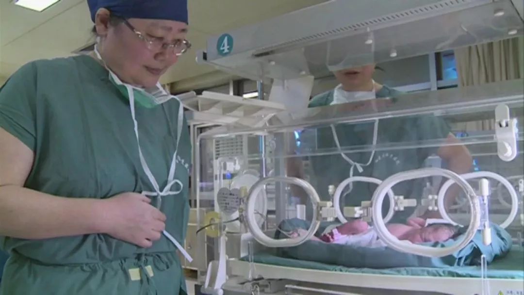 中国首例！女儿“借”母亲子宫，告捷生下自己的宝宝