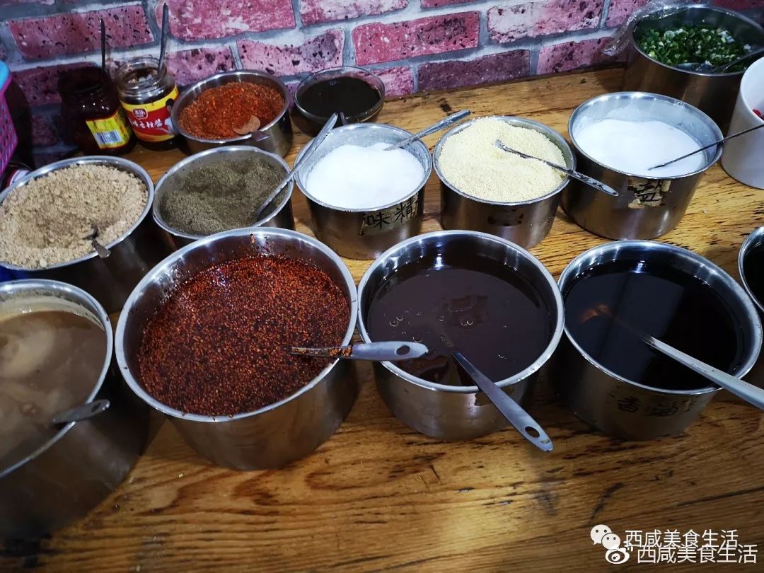 跟着朋友去了咸阳二中隔壁的民院侯家麻辣烫