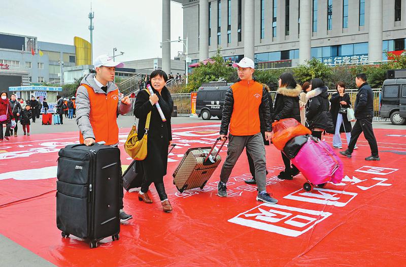 春运头班车满载思乡之情准时发车,湖南农民工返岗专列发车